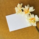 Presentkort med blommor intill